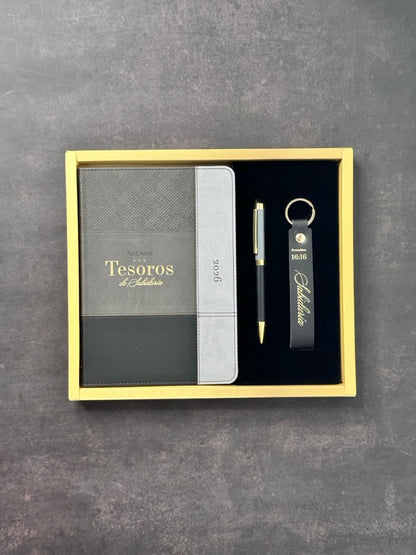 Agenda Tesoros de Sabiduría 2026 i/piel negro pack con llavero y bolígrafo