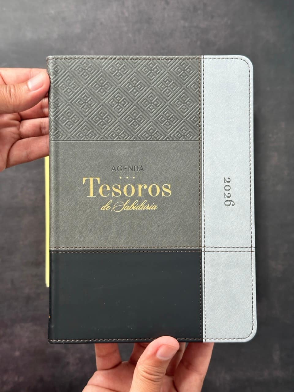 Agenda Tesoros de Sabiduría 2026 i/piel negro pack con llavero y bolígrafo