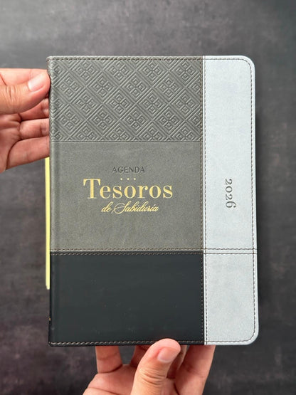 Agenda Tesoros de Sabiduría 2026 i/piel negro pack con llavero y bolígrafo