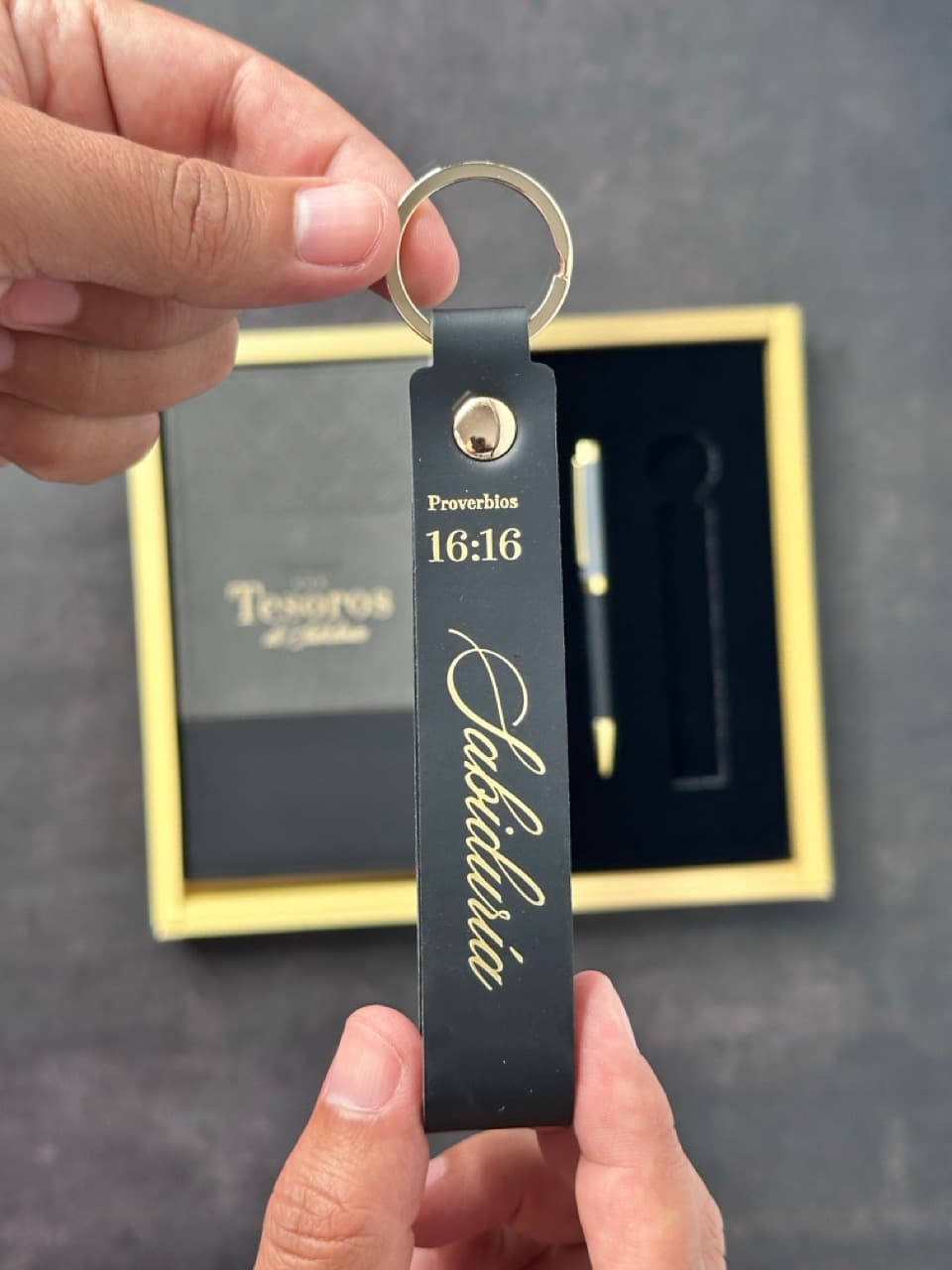 Agenda Tesoros de Sabiduría 2026 i/piel negro pack con llavero y bolígrafo