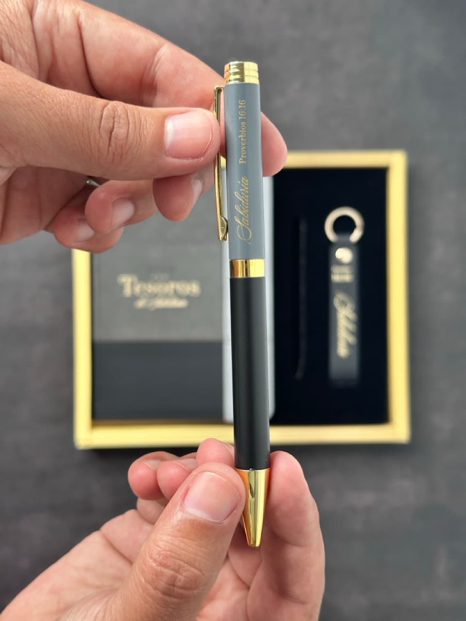 Agenda Tesoros de Sabiduría 2026 i/piel negro pack con llavero y bolígrafo