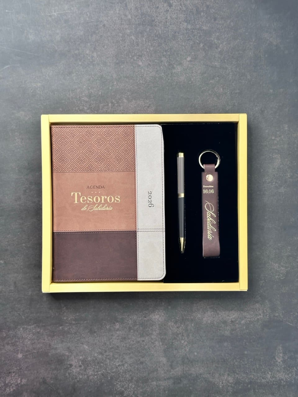 Agenda Tesoros de Sabiduría 2026 i/piel café pack con llavero y bolígrafo