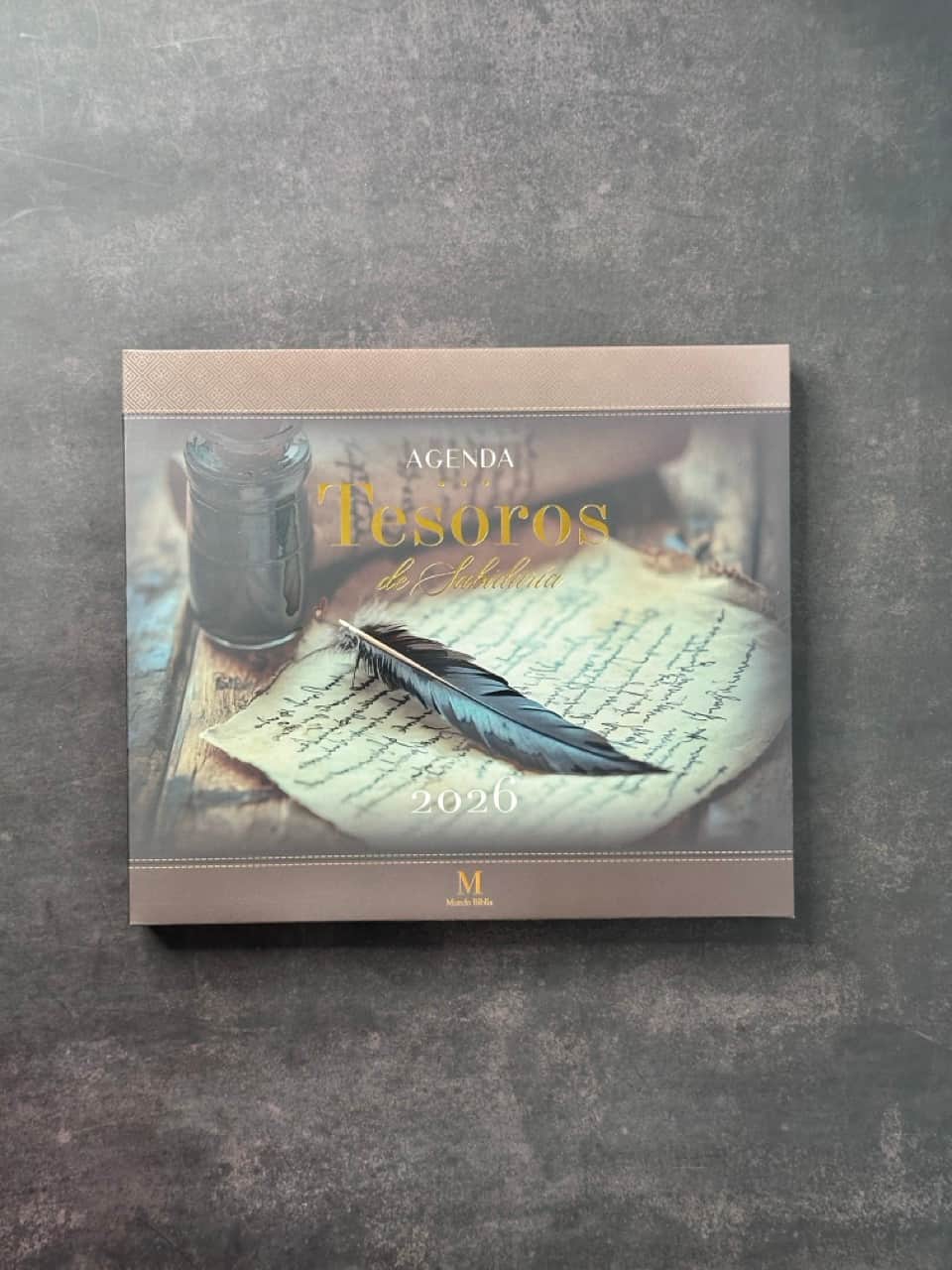 Agenda Tesoros de Sabiduría 2026 i/piel café pack con llavero y bolígrafo