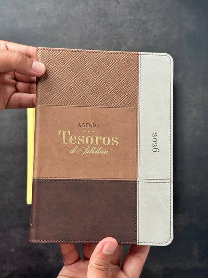 Agenda Tesoros de Sabiduría 2026 i/piel café pack con llavero y bolígrafo