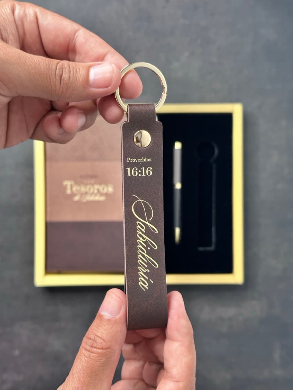 Agenda Tesoros de Sabiduría 2026 i/piel café pack con llavero y bolígrafo
