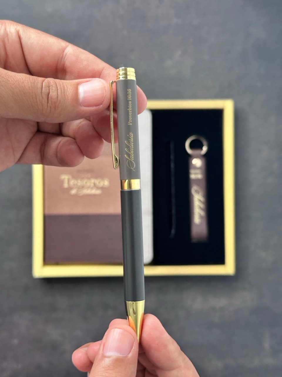 Agenda Tesoros de Sabiduría 2026 i/piel café pack con llavero y bolígrafo