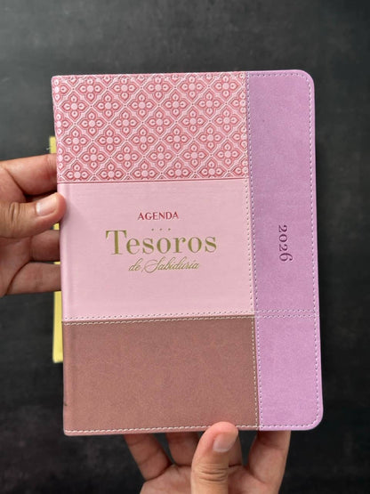 Agenda Tesoros de Sabiduría 2026 i/piel rosa pack con llavero y bolígrafo