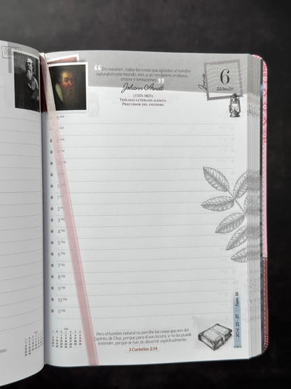 Agenda Tesoros de Sabiduría 2026 i/piel rosa pack con llavero y bolígrafo