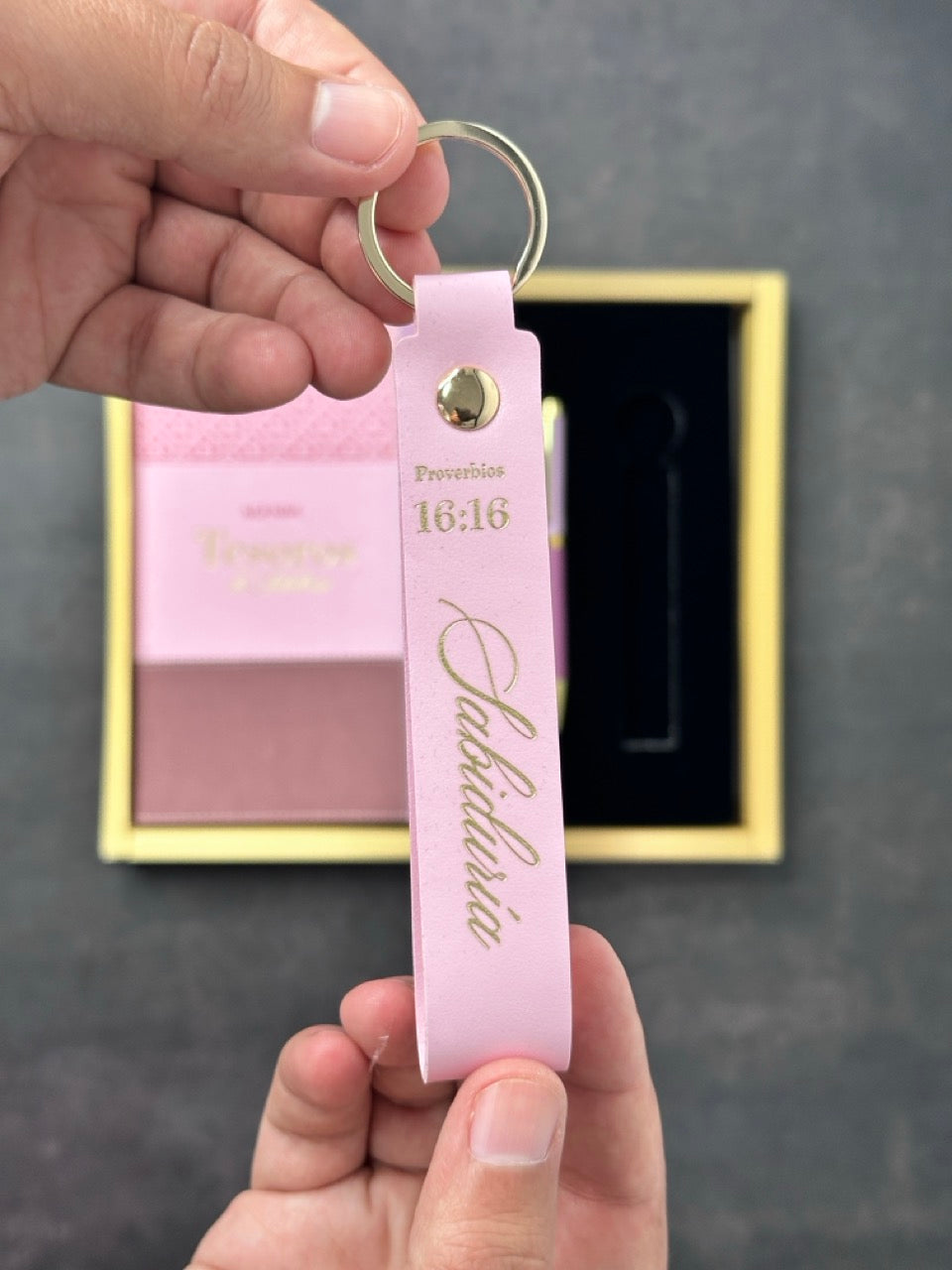 Agenda Tesoros de Sabiduría 2026 i/piel rosa pack con llavero y bolígrafo