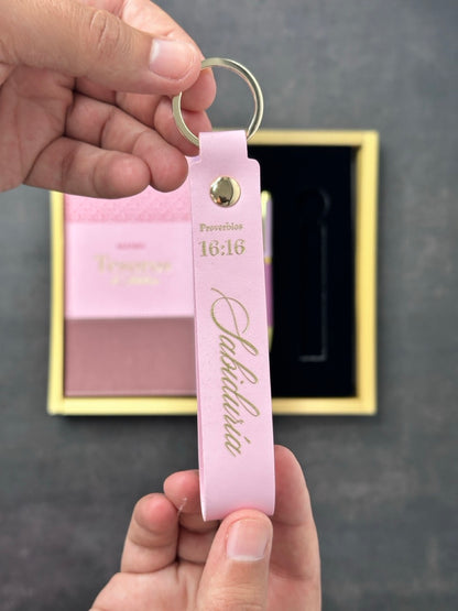 Agenda Tesoros de Sabiduría 2026 i/piel rosa pack con llavero y bolígrafo