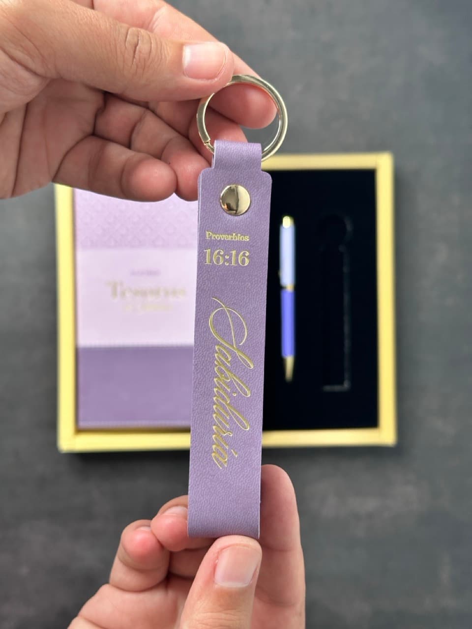 Agenda Tesoros de Sabiduría 2026 i/piel lila/lila pack con llavero y bolígrafo